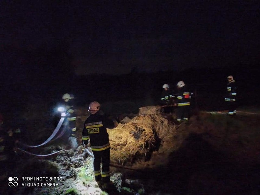 Pożar bel siana w Udrzynie pow. wyszkowski. Ogień zauważył strażak. 17.05.2021. Zdjęcia
