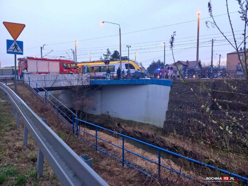 Śmierć na torach kolejowych w Rzezawie, nie żyje 35-letni mężczyzna. Ruch pociągów został wstrzymany