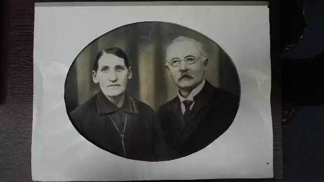 Moi dziadkowie Antonina i Stanisław Guczowie. Mieszkali w Niszczewicach, gdzie często odwiedzali ich, zwłaszcza latem, wnukowie