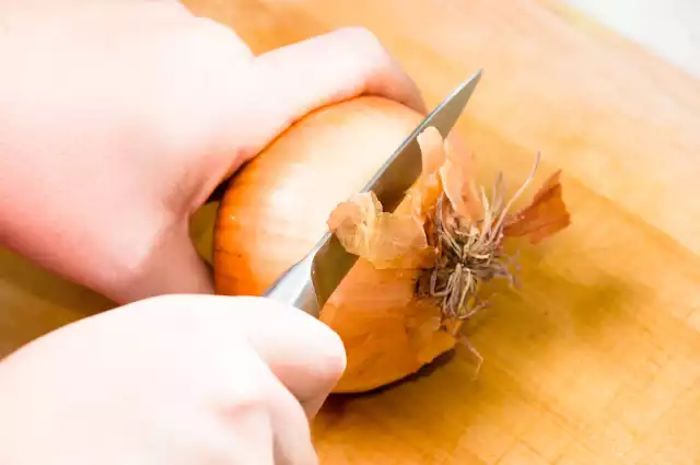 Jak pokroić cebulę i się nie popłakać? Sprytne i sprawdzone sposoby Krojenie cebuli może doprowadzić do płaczu.