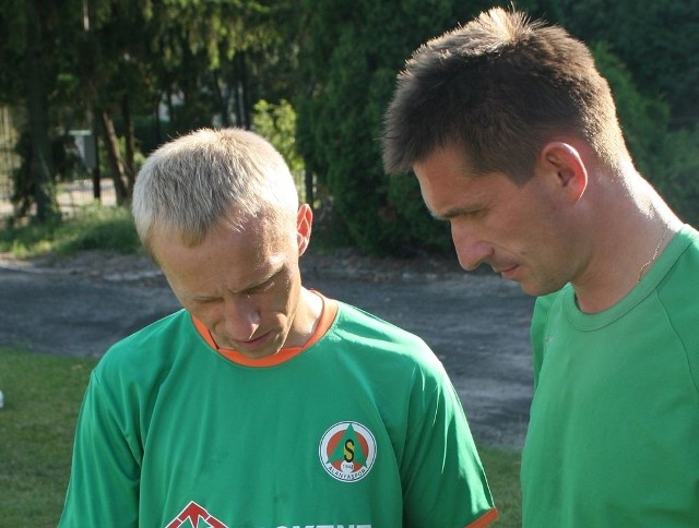 Jacek Kuranty (z lewej) grał przed laty w Siarce z Januszem Hynowskim (z prawej). Teraz znów mogą razem zagrać w jednej drużynie. 
