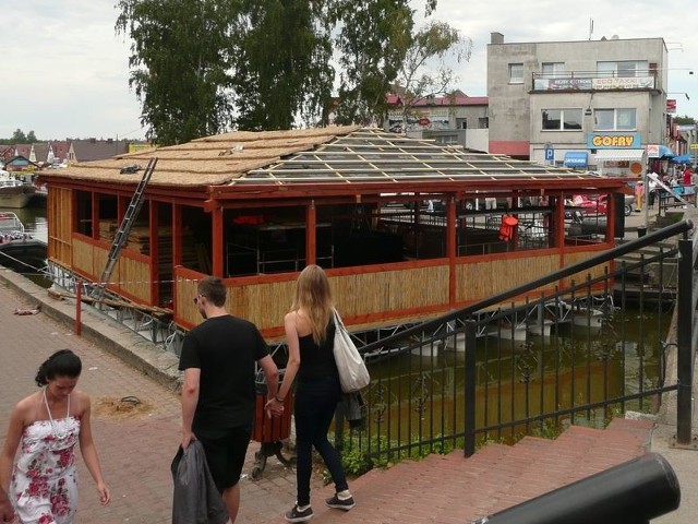 Starostwo Powiatowe w Lęborku zadecydowało o usunięciu pływającej restauracji. Właściciel chce dokończyć budowę. 