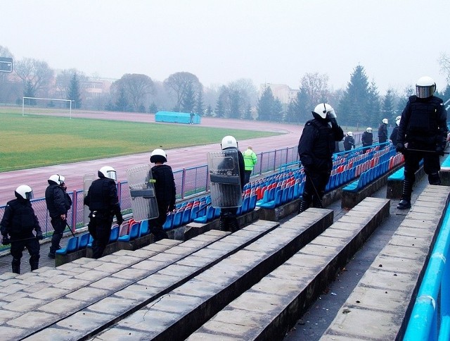 Uczniowie trenowali też na stadionie, pod okiem policjantów ze Świecia