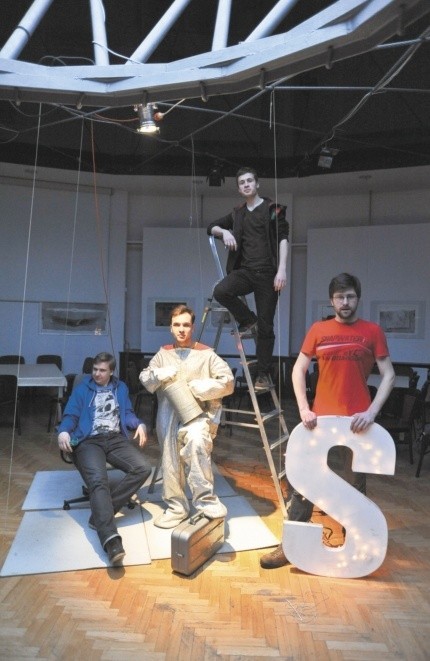Spektakl "Solaris" w Teatrze Latarnia reżyseruje Mateusz Tymura (z prawej), multimedia - Sebastian Łukaszuk (na drabinie), grają: Błażej Piotrowski, Błażej Twarowski (od lewej) i Monika Kwiatkowska. Muzyka - Adam Frankiewicz.