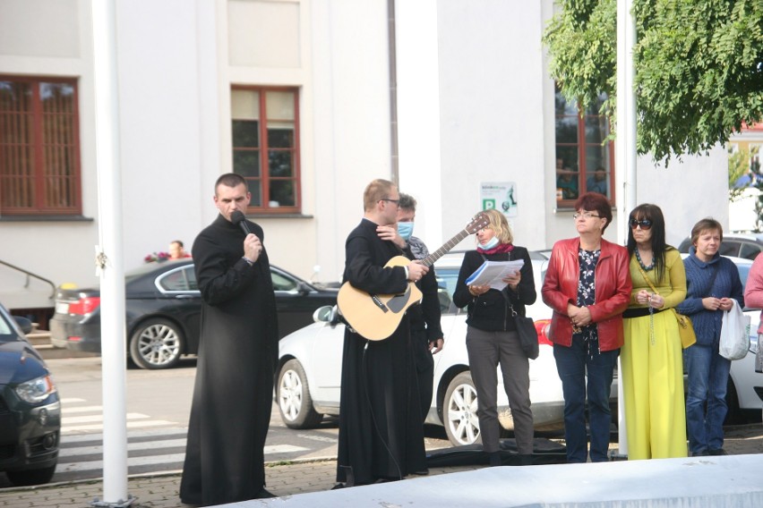 Ostrów Mazowiecka. Koronka do Miłosierdzia Bożego przy ratuszu. 28.09.2020. Zdjęcia