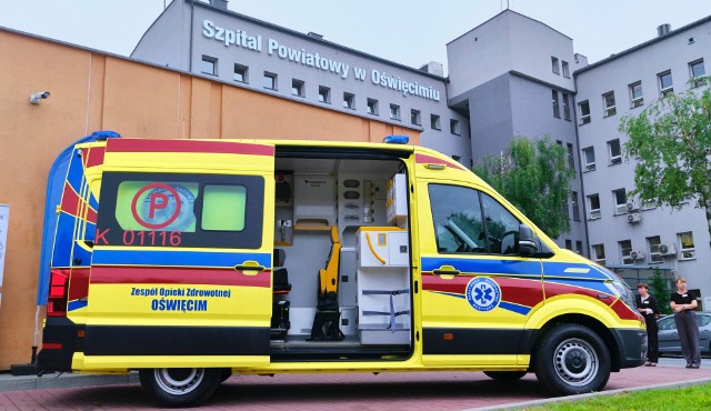Nowy ambulans ratunkowy przekazany ratownikom szpitala w Oświęcimiu