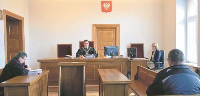 Na sali sądowej Sądu Rejonowego w Myślenicach. Po prawej oskarżony (siedzi tyłem)