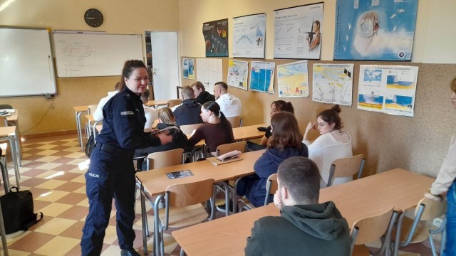Z maturzystami Powiatowego Zespołu Szkół nr 2 w Kościerzynie  spotkała się policjantka z Komendy Powiatowej Policji w Kościerzynie. Przekonywała młodzież, dlaczego warto zostać policjantem.