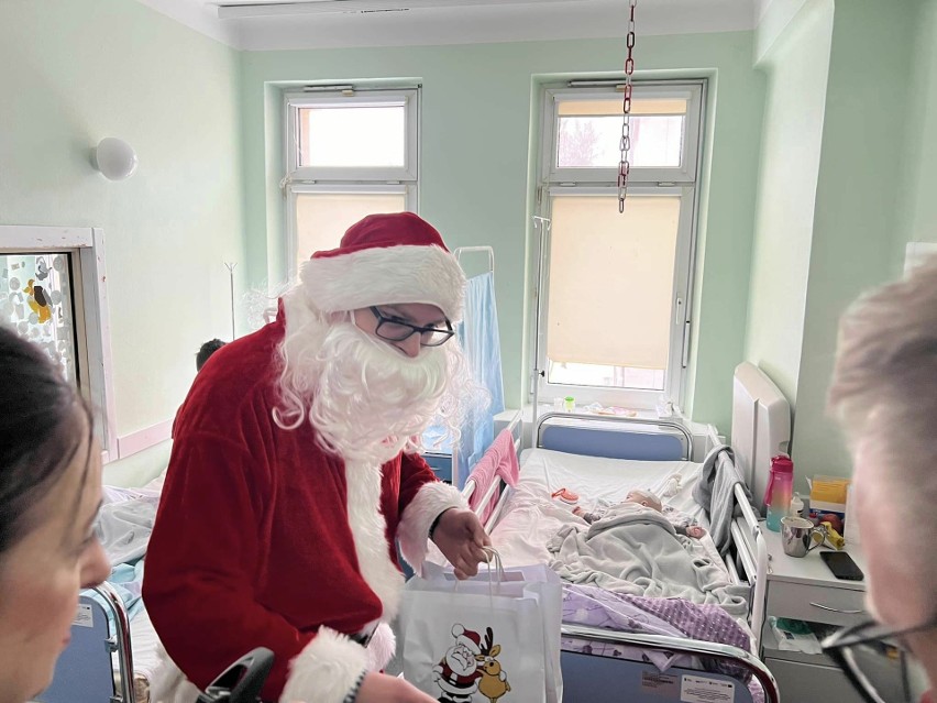 Mikołaj odwiedził małych pacjentów szpitala w Sandomierzu. Ogromne zaskoczenie u dzieciaków