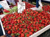 Tyle kosztują czereśnie i truskawki. Cena tych owoców w końcu spada. Ile zapłacimy za kg czereśni i truskawek pod koniec maja 2022?