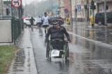 Blisko rok przygotowań, specjalny wózek i jedzenie. Kazimierz Jastrzębowski przejechał maraton. Sam, pomimo choroby