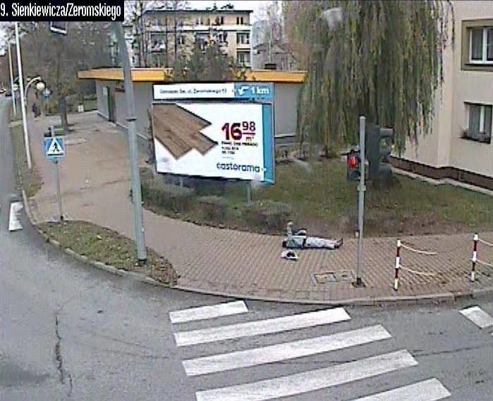 Mężczyzna upadł na ulicy w Ostrowcu. Szybka pomoc dzięki monitoringowi