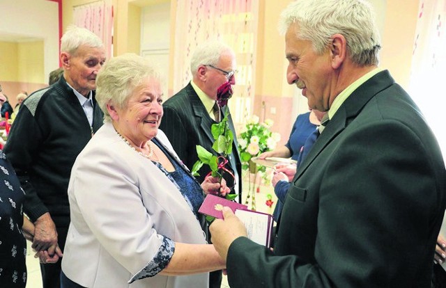 Panie obchodzące jubielusz małżeński otrzymywały kwiaty od przewodniczącego Rady Gminy, Edward Wermiński