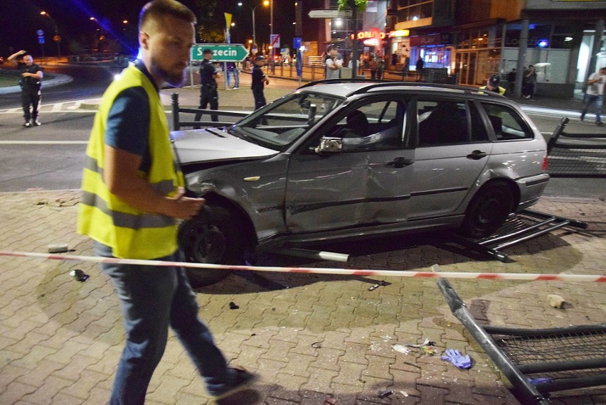 Wypadek w Stargardzie: Masakra na Wyszyńskiego. 18-latek wjechał BMW w widzów nielegalnego driftu [ZDJĘCIA, WIDEO]