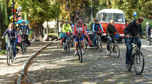 W sobotę z okazji Europejskiego Dnia bez Samochodu warto zostawić auto w domu i przesiąść się na przykład na rower.