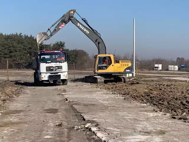 W Białobrzegach ruszyły prace przy przebudowie miejskiego targowiska. Będą wiaty, oświetlenie i utwardzona nawierzchnia. Całośc ma być gotowa w drugiej połowie tego roku.