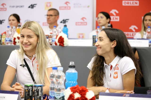 Adrianna Sułek (z lewej) i Sofia Ennaoui podczas konferencji prasowej po powrocie reprezentacji Polski z mistrzostw Europy