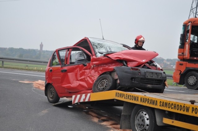 Wypadek na obwodnicy Śremu: Matiz wjechał pod ciężarówkę