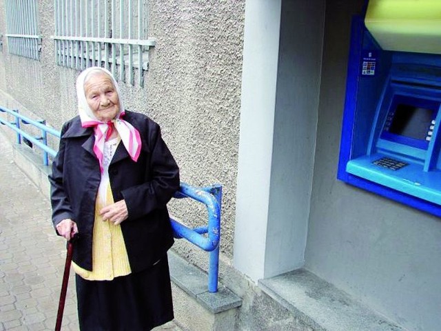 91-letnia Helena Sadłowska nigdy w życiu nie korzystała z bankomatu. Woli, żeby pieniądze przynosił jej listonosz, bo sama rzadko wychodzi z domu.
