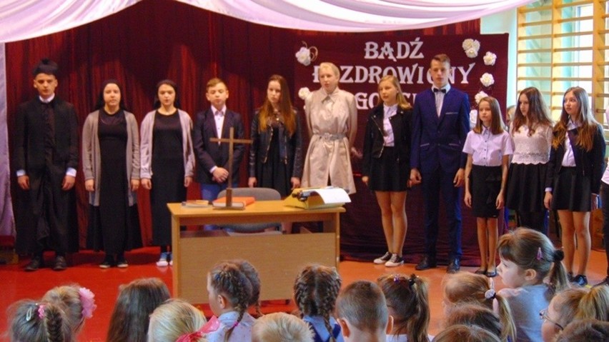 Biskup Andrzej Kaleta odwiedził Szkołę Podstawową w Mieczynie. Uczniowie zaprezentowali piękne widowisko (ZDJĘCIA)