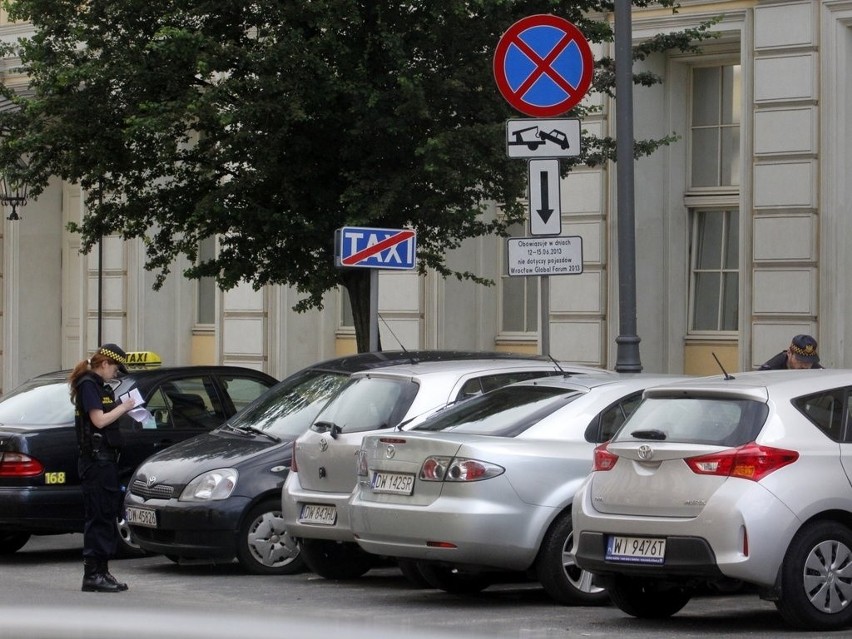 Wrocław: We wtorek ostrzegali, od środy będą karać mandatami i odholowywać auta