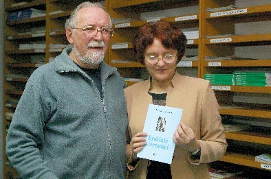 Barbara Zakrzewska z Alfredem Sierzputowskim podczas spotkania w ostrołęckiej bibliotece 14 kwietnia
