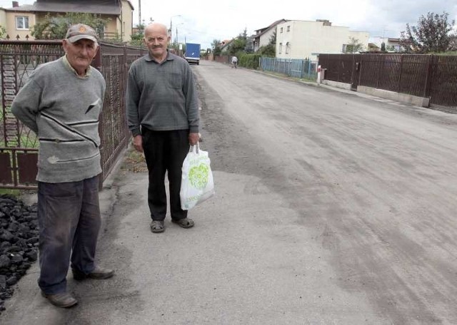 - Ciężarówek jeździ sporo i nad nasza ulicą ciągle unosi się piach i pył &#8211; mówią Stanisław Wesołowski i Stanisław Szyderski, mieszkańcy ulicy Galla Anonima.