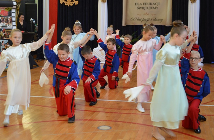 Uczniowie młodszych klas szkoły w Kazanowie zatańczyli...