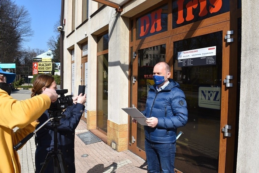 Poseł Koalicji Obywatelskiej Marek Sowa przed biurem...