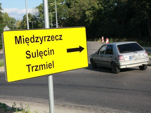 Tablica wprowadza kierowców w błąd. Jednych irytuje, innych jednak błąd śmieszy.