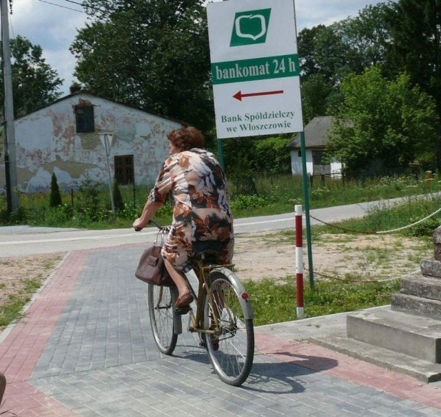 Mieszkańcy gminy Moskorzew chętnie korzystają z nowego trotuaru w Chlewicach, który na pewno poprawi bezpieczeństwo przy bardzo ruchliwej drodze krajowej 78.