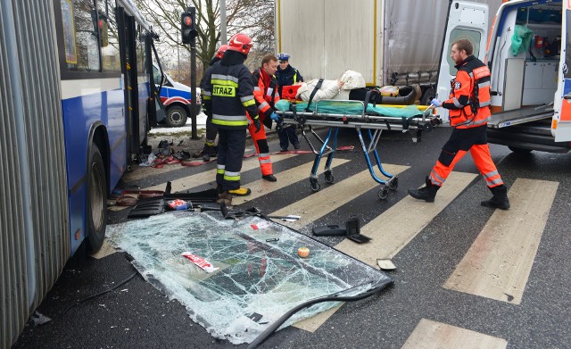 Praca ratownika medycznego to działanie w ekstremalnych warunkach. Wymaga maksymalnego skupienia i perfekcyjnego wyszkolenia. Nie da się jej wykonywać, gdy jest się atakowanym przez agresora