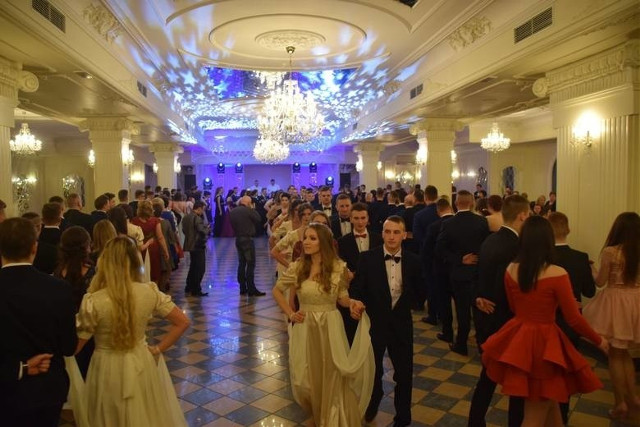 Piękna studniówka XIV LO. Wyjątkowy polonez (zdjęcia, wideo)