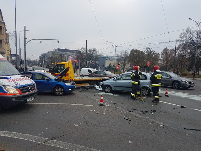 W środę przed godz. 14 na skrzyżowaniu ul. Królowej Jadwigi i Półwiejskiej zderzyły się dwa samochody osobowe. Na miejscu pojawiło się pogotowie, a także policja i straż pożarna. Poszkodowane zostały dwie osoby.POLECAMY TEŻ: Gigantyczna kolejka po darmowe kurczaki w Poznaniu! [ZOBACZ ZDJĘCIA]Przejdź dalej i zobacz kolejne zdjęcia --->