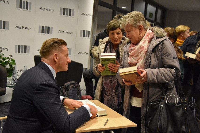 Szczepan Twardoch odsłonił tablicę w Alei Pisarzy przed Miejską Biblioteką Publiczną w Oświęcimiu [ZDJĘCIA]