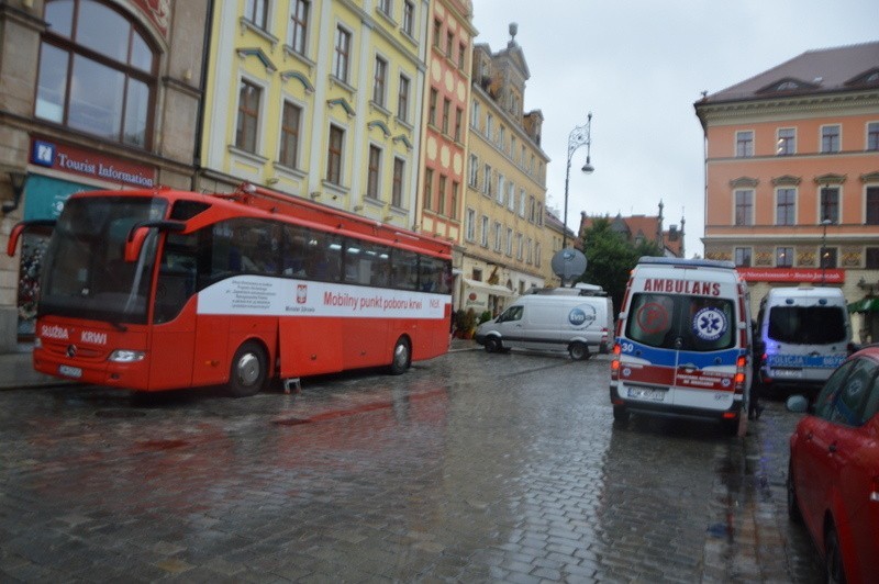 Wypadek na pl. Solnym. Parasol uderzył w głowę niemiecką turystkę