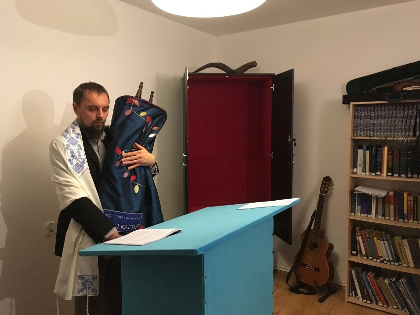 Poholokaustowa tora trafiła do Synagogi postępowej Beit Trójmiasto w Oliwie [ZDJĘCIA]