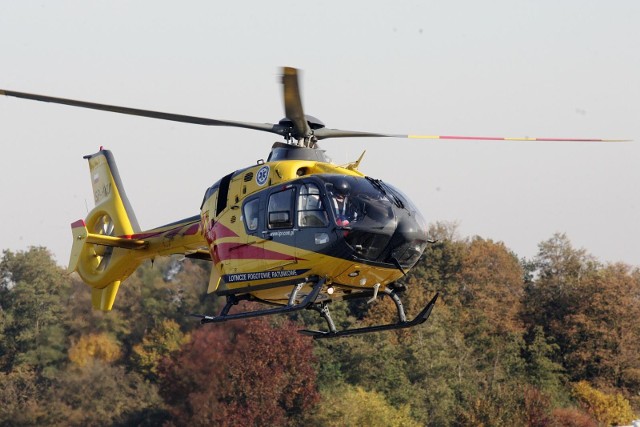 12.10.2018 dunino legnica wypadek autostrada a4 trzy osoby ranne smiglowiec helikopter lpr lotnicze pogotowie ratunkowe korytarz zycia korek  zakorkowana autostrada gazeta wroclawskapiotr krzyzanowski/polska press grupa