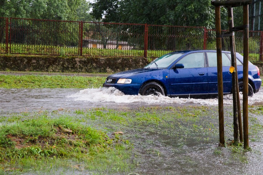 Gwałtowne ulewy i burze mogą spowodować lokalne podtopienia...