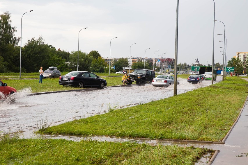 Gwałtowne ulewy i burze mogą spowodować lokalne podtopienia...