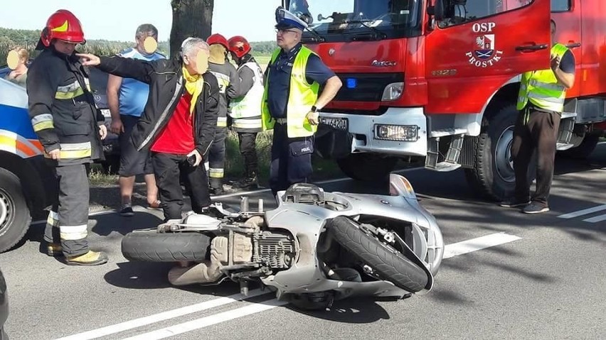 Bobry. Skoda uderzyła w motocykl i dachowała w rowie (zdjęcia)