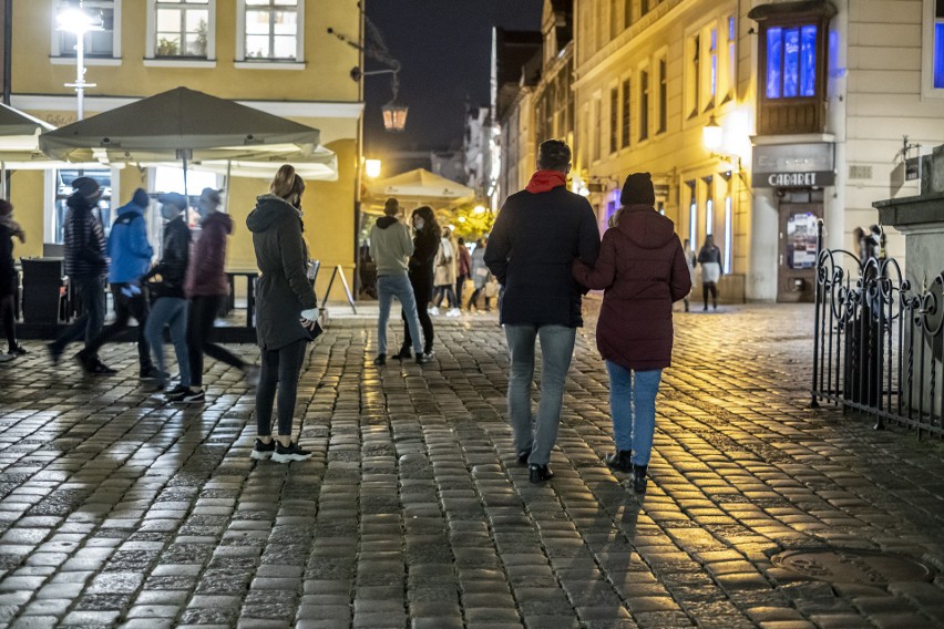 Poznań od soboty znalazł się w czerwonej strefie. Mieszkańcy...