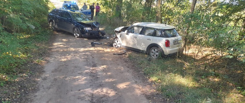 Na leśnej drodze w Świdwiborku zderzyły się czołowo dwa samochody osobowe
