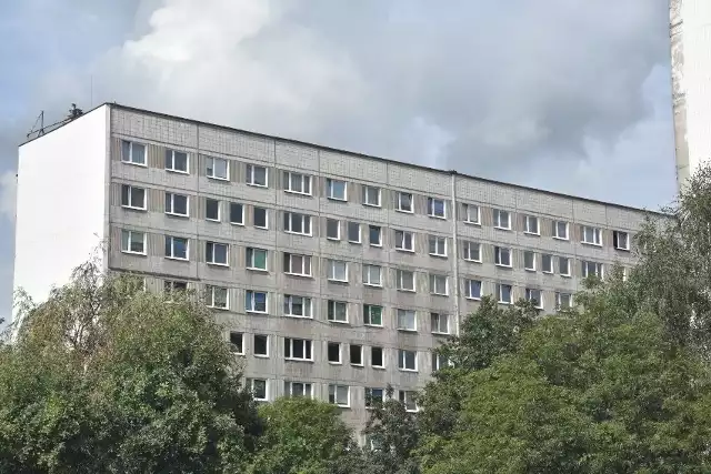 Jeden z 10-piętrowych bloków w Jastrzębiu-Zdroju. (zdjęcie poglądowe)