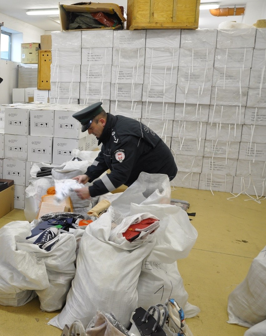 Na granicy w Dorohusku celnicy zatrzymali tysiące podrobionych towarów (ZDJĘCIA)