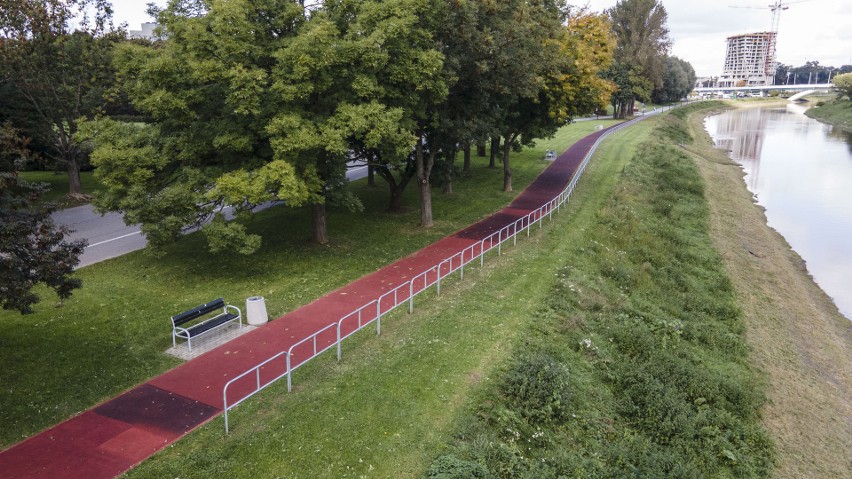 Tartanowa bieżnia dla biegaczy na rzeszowskich bulwarach.