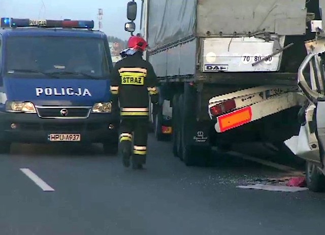 W zderzeniu busa z ciężarówką zginął jeden z kierowców.