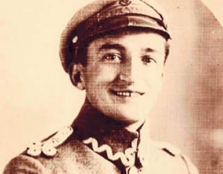 August Emil Fieldorf w wieku 19 lat, po wybuchu I wojny światowej, zgłosił się na ochotnika do Legionów Polskich.