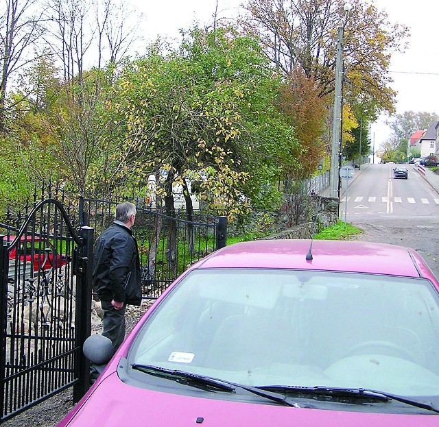 Pan Adam będzie robił zdjęcia kierowcom, którzy blokują mu wyjazd z posesji. Prześle je policji.