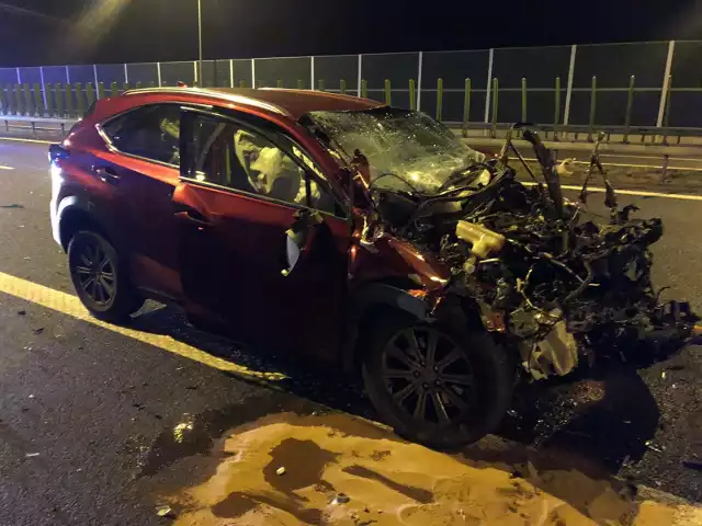 Lexus został poważnie uszkodzony. Do wypadku doszło na A4 w rejonie Mokrzysk